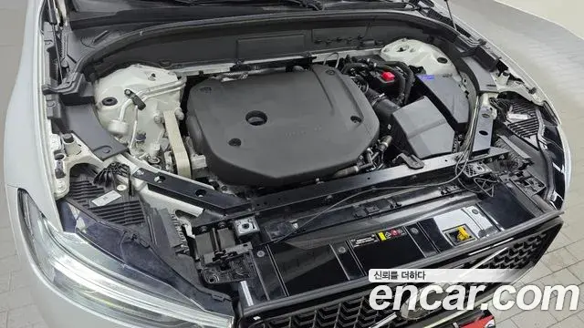 Volvo XC60 2021 — ფოტო 6/20