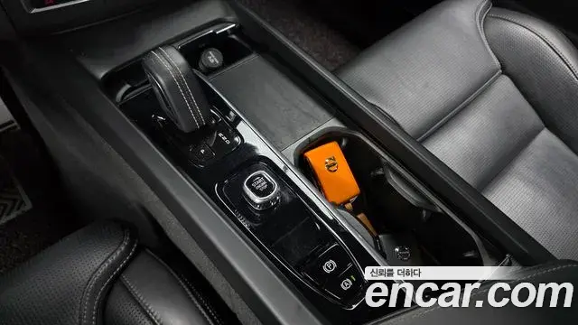 Volvo XC60 2021 — ფოტო 9/20