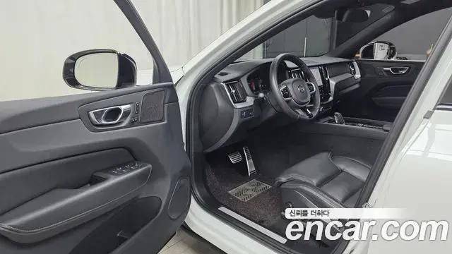 Volvo XC60 2021 — ფოტო 10/20