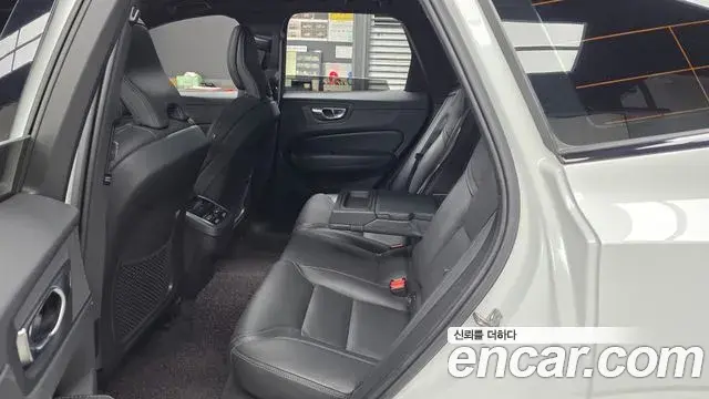 Volvo XC60 2021 — ფოტო 12/20