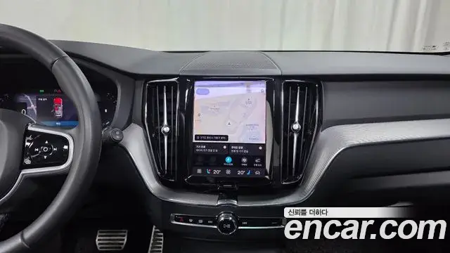 Volvo XC60 2021 — ფოტო 14/20