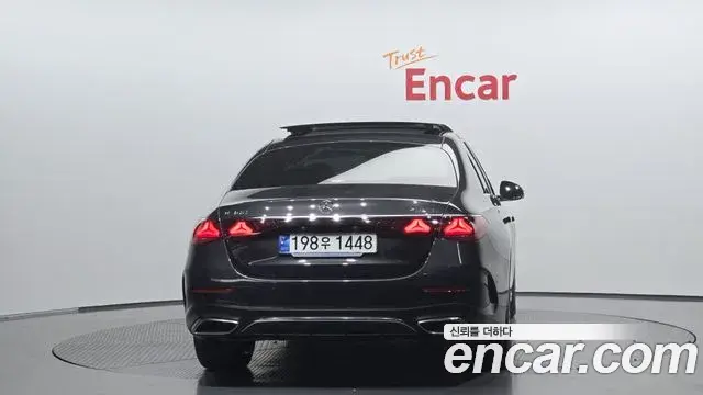 Mercedes-Benz E-Class 2024 — Photo 4/20
