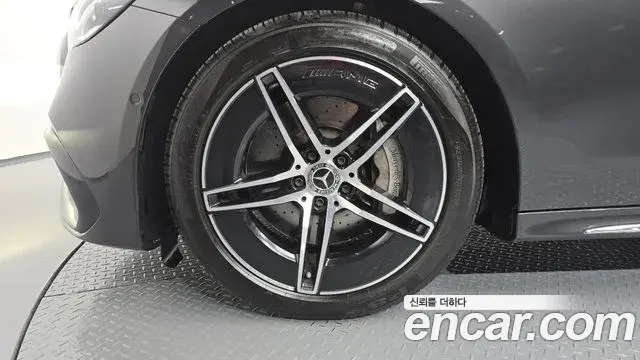 Mercedes-Benz E-Class 2024 — Photo 5/20