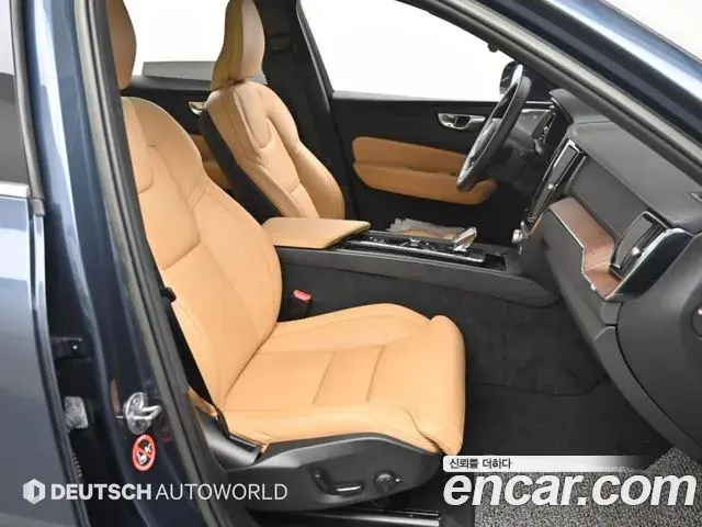 Volvo XC60 2022 — Фото 9/20