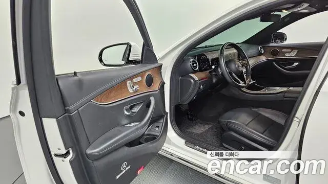 Mercedes-Benz E-Class 2021 — Фото 10/20