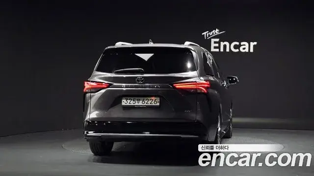 Toyota Sienna 2021 — ფოტო 4/20