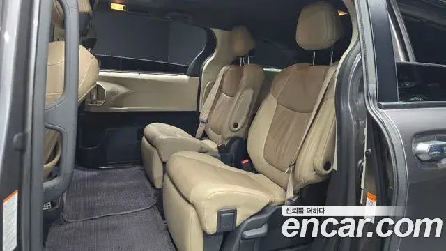 Toyota Sienna 2021 — ფოტო 11/20