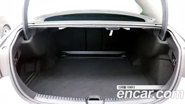 Mercedes-Benz E-Class 2024 — Photo 18/20
