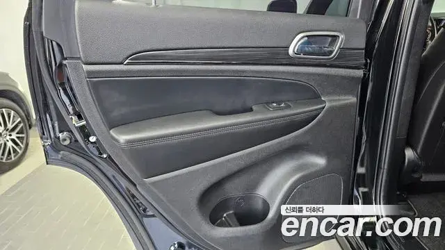 Jeep Grand Cherokee 2021 — Şəkil 26/32