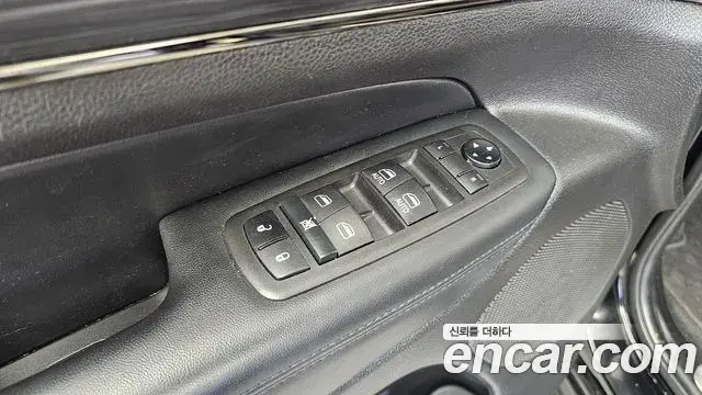 Jeep Grand Cherokee 2021 — Şəkil 17/32