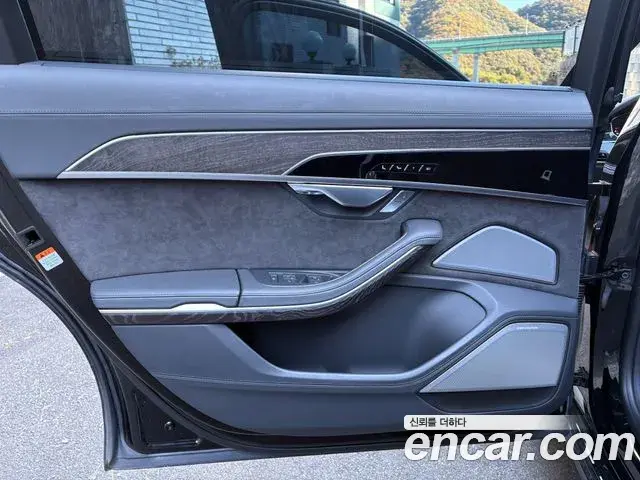 Audi A8 2021 — Фото 12/15