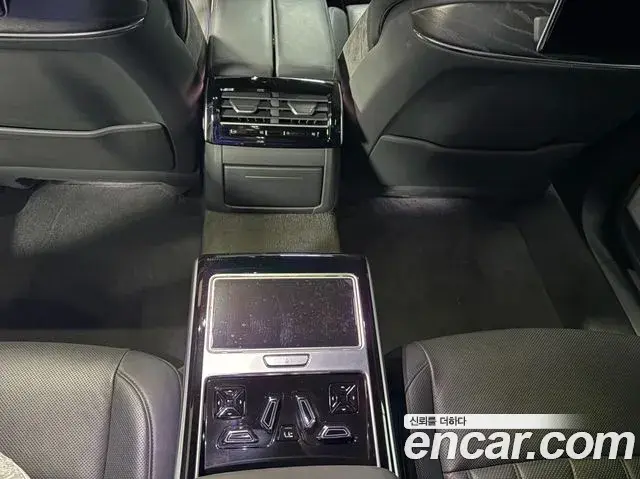 Audi A8 2021 — Фото 14/15
