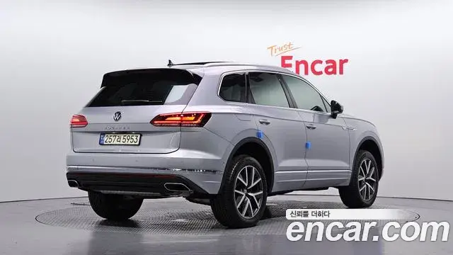 Volkswagen Touareg 2020 — ფოტო 14/37