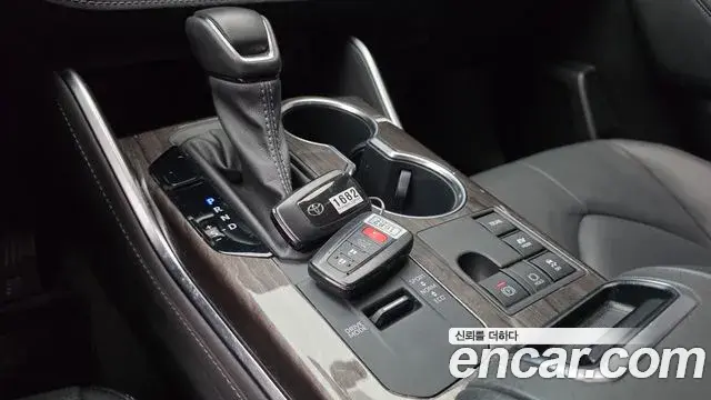 Toyota Highlander 2023 — Şəkil 2/33