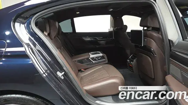 BMW 7 Series 2018 — Photo 11/20
