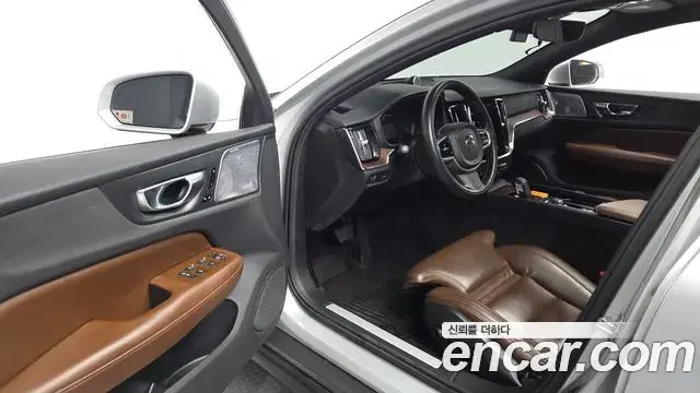 Volvo V60 Cross Country 2021 — Photo 25/35
