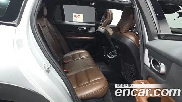 Volvo V60 Cross Country 2021 — Photo 33/35
