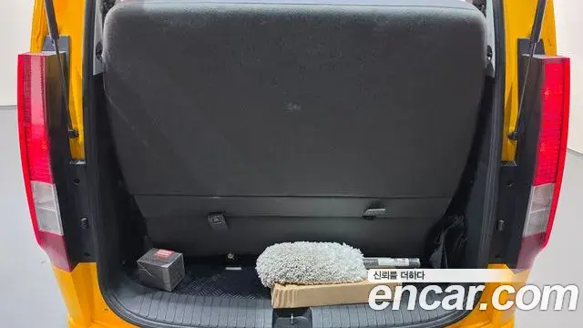 Hyundai Staria 2025 — Photo 17/20