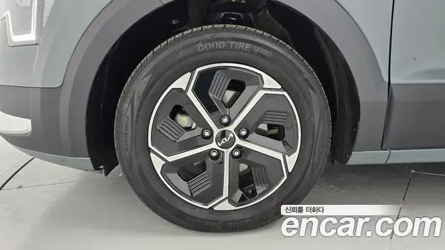 Kia Niro 2023 — Фото 5/20