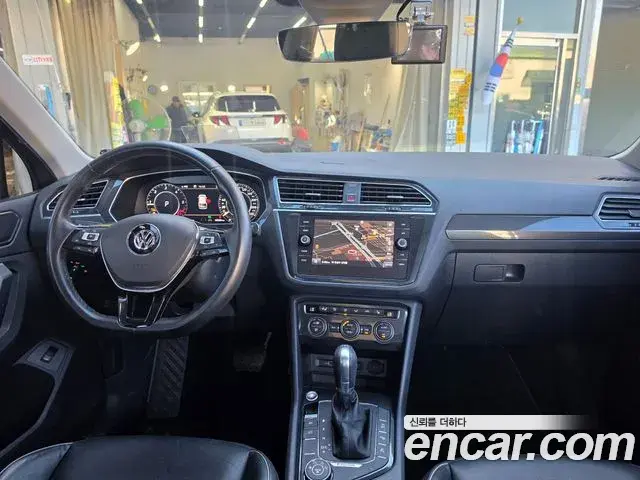 Volkswagen Tiguan 2018 — Şəkil 11/17