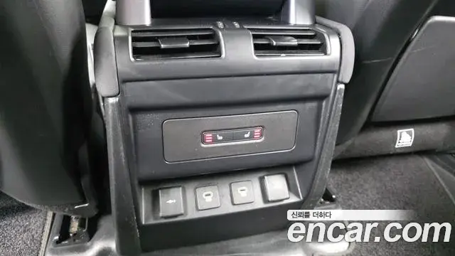 Land Rover Defender 2021 — Photo 19/20