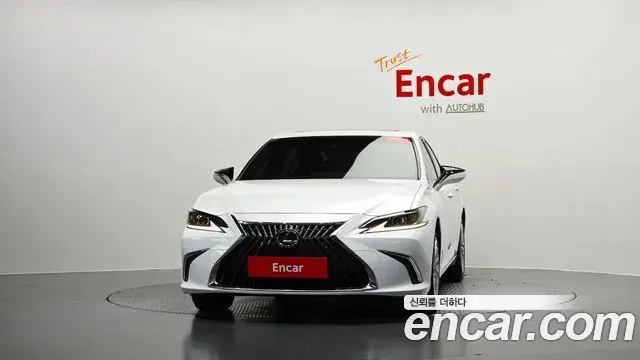 Lexus ES300h 2023 — Photo 3/20