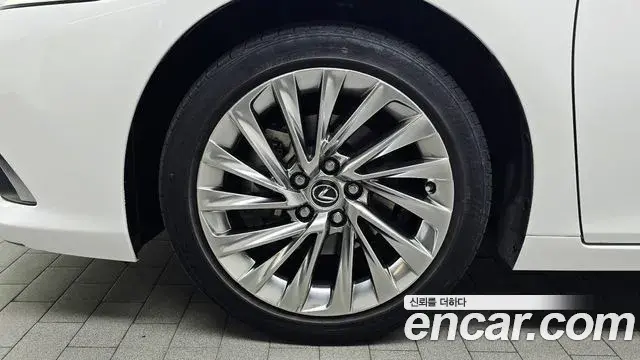 Lexus ES300h 2023 — Photo 5/20