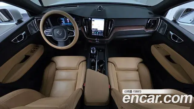 Volvo XC60 2025 — Photo 9/20