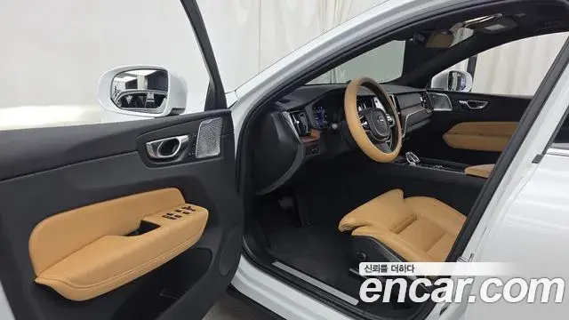 Volvo XC60 2025 — Photo 8/20