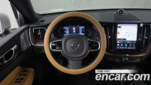 Volvo XC60 2025 — Photo 12/20