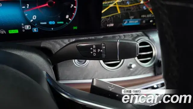 Mercedes-Benz E-Class 2022 — Photo 9/20