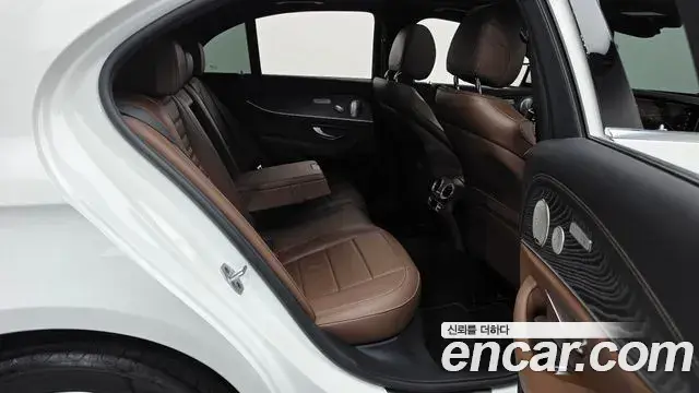 Mercedes-Benz E-Class 2022 — Photo 11/20