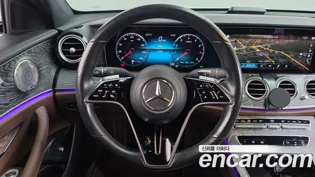 Mercedes-Benz E-Class 2022 — Photo 13/20
