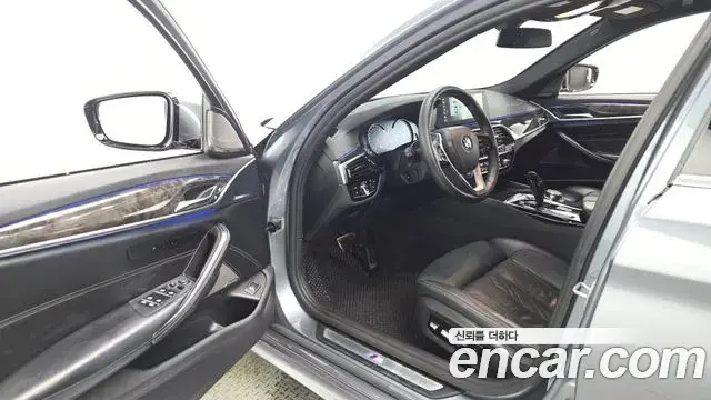 BMW 5 Series 2018 — Photo 8/20