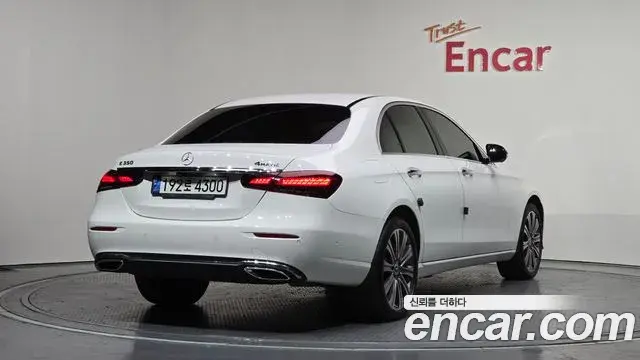 Mercedes-Benz E-Class 2022 — Photo 2/20