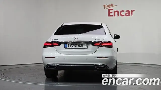 Mercedes-Benz E-Class 2022 — Photo 4/20