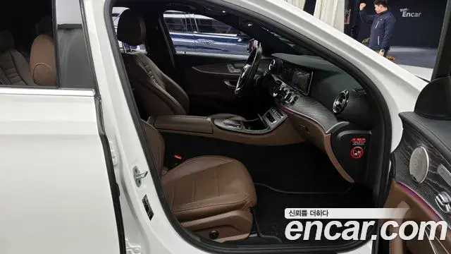 Mercedes-Benz E-Class 2022 — Photo 11/20