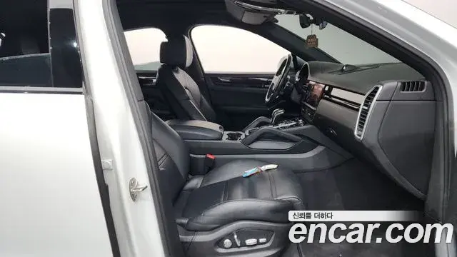 Porsche Cayenne 2021 — ფოტო 5/20