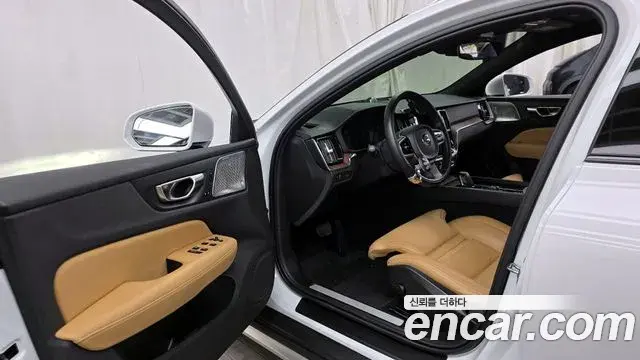 Volvo V60 Cross Country 2021 — ფოტო 18/20