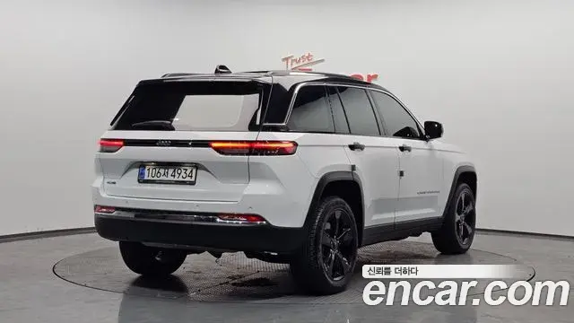 Jeep Grand Cherokee 2023 — Фото 2/20