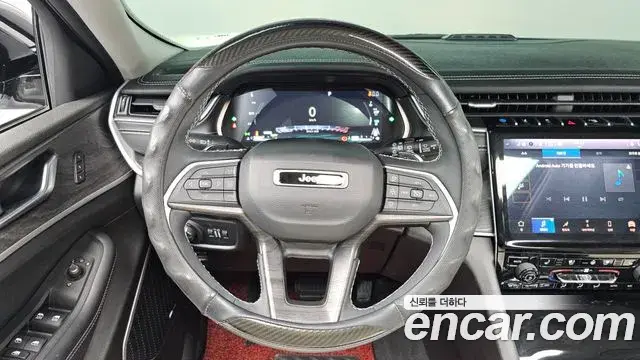 Jeep Grand Cherokee 2023 — Фото 13/20