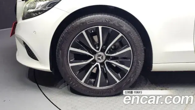 Mercedes-Benz C-Class 2019 — Photo 6/20