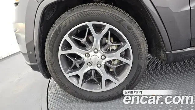 Jeep Grand Cherokee 2020 — Photo 4/20