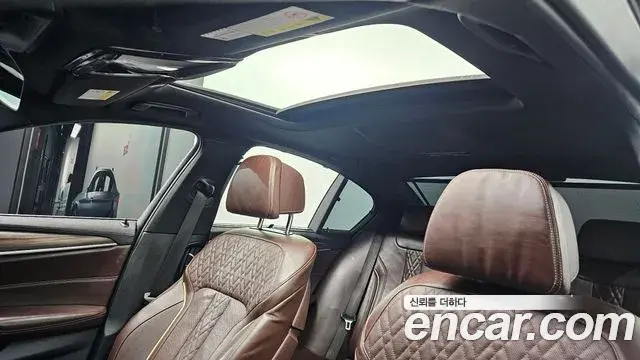 BMW 5 Series 2019 — Photo 14/35