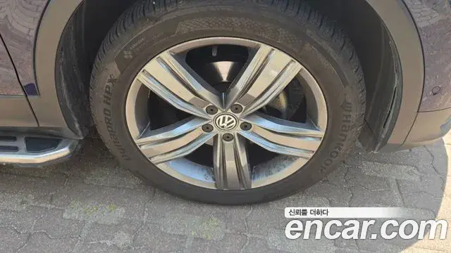 Volkswagen Tiguan 2018 — Photo 14/15