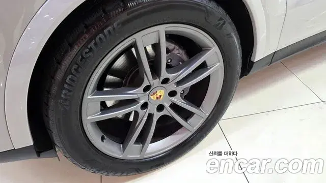 Porsche Cayenne 2023 — ფოტო 20/20