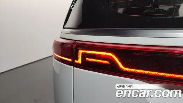 Kia Carnival 2023 — ფოტო 8/35