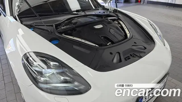 Porsche Panamera 2018 — Şəkil 23/31
