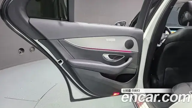 Mercedes-Benz E-Class 2018 — Photo 17/30