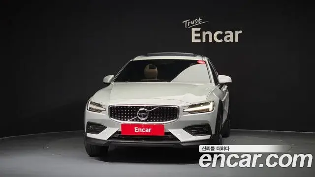 Volvo V60 Cross Country 2019 — Photo 2/34